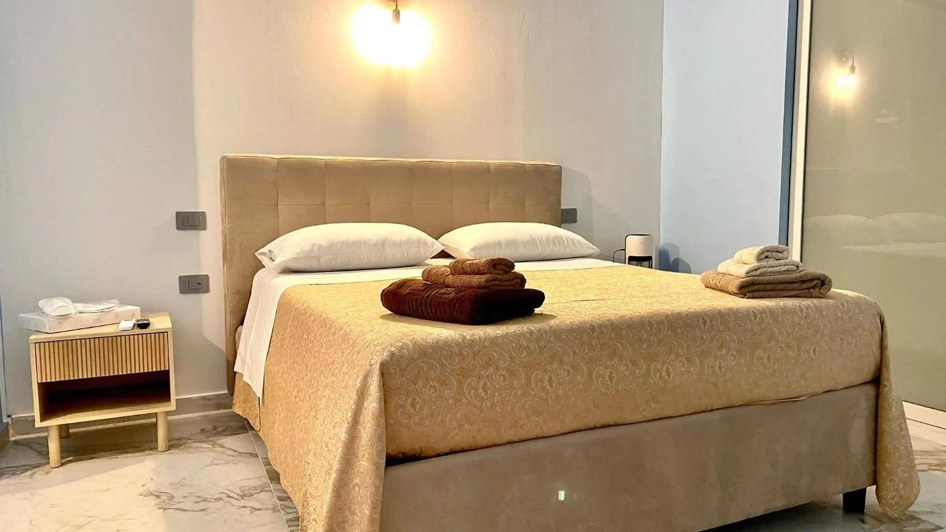 Carlo Di Borbone Apartments - Napoli Chiaia